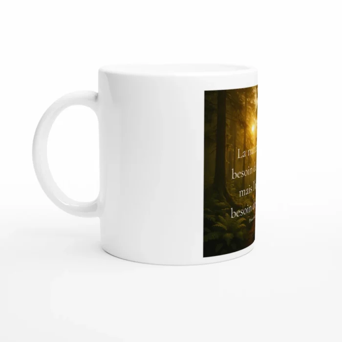"Tasse en céramique blanche avec illustration forêt et message inspirant, design bien-être et nature"