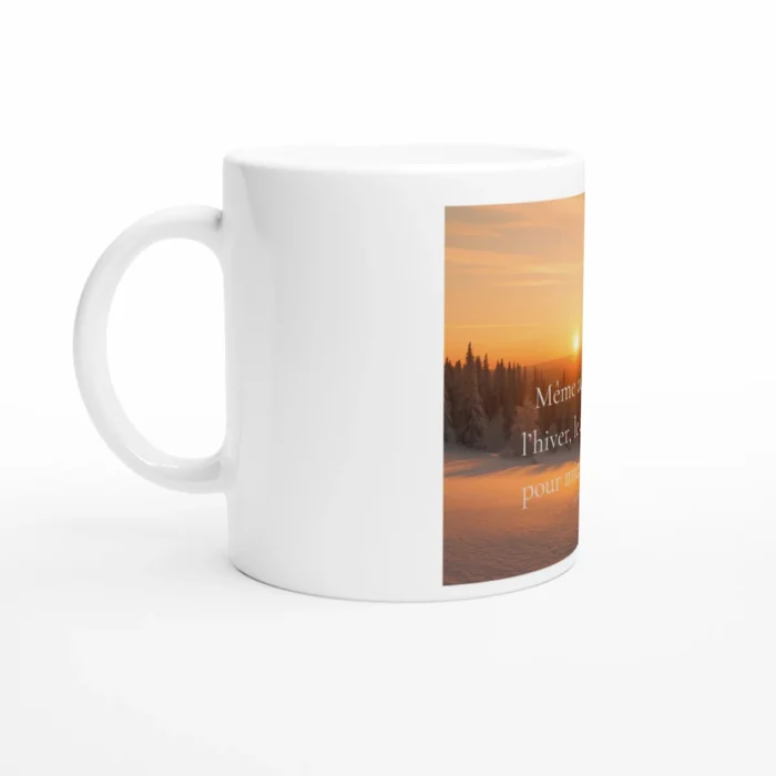Mug céramique blanc vue de côté avec citation inspirante sur l’hiver et le soleil – création Solaire Universel
