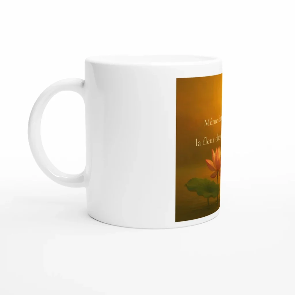 Mug blanc vu de côté avec illustration florale partiellement visible, ambiance douce et lumineuse