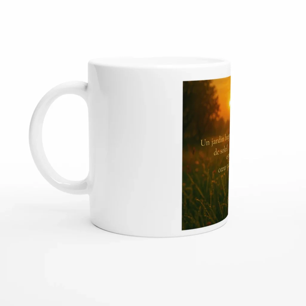 Mug Solaire Universel en céramique blanche, vue de côté avec anse, illustration nature et message poétique sur la lumière et l’ouverture du cœur
