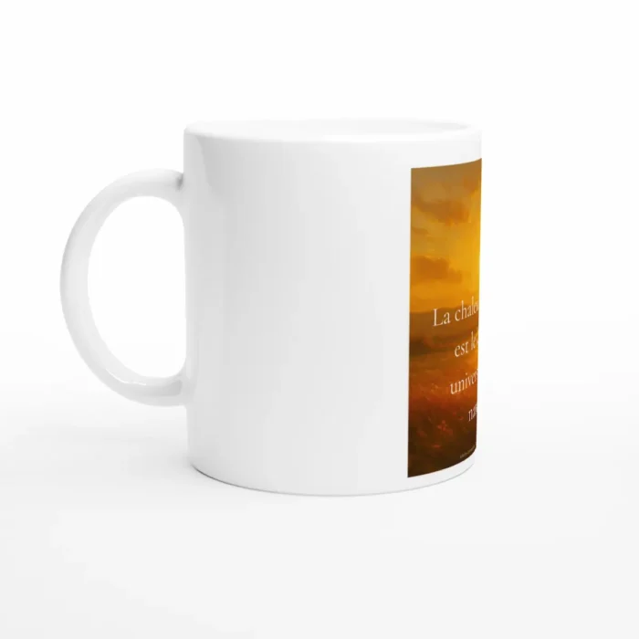 Mug blanc vu de côté avec design solaire partiellement visible, ambiance chaleureuse et spirituelle