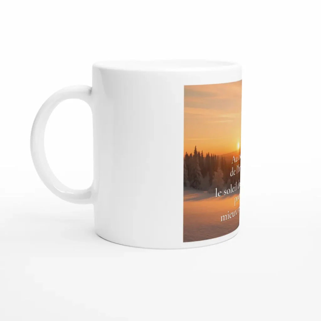 Mug citation Au cœur de l’hiver, le soleil dort pour mieux revenir vue latérale gauche