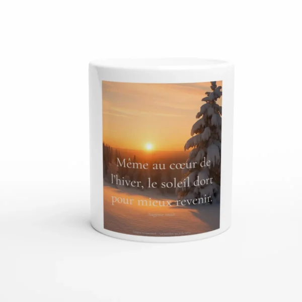 Mug citation solaire en céramique blanche – Même au cœur de l’hiver, le soleil dort pour mieux revenir – Solaire Universel