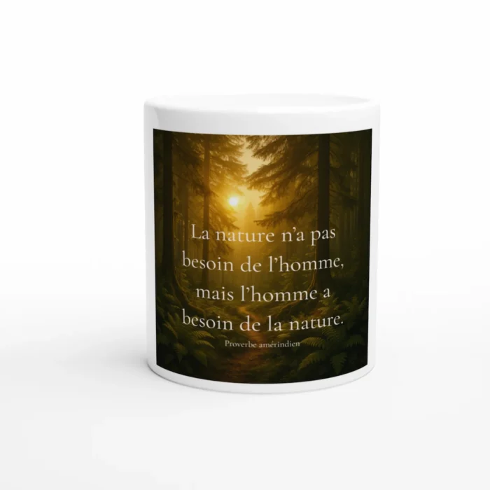"Mug en céramique blanche avec citation inspirante sur la nature, forêt baignée de lumière dorée – Solaire Universel"