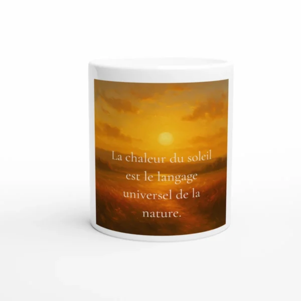 Mug blanc avec illustration solaire et citation inspirante : La chaleur du soleil est le langage universel de la nature
