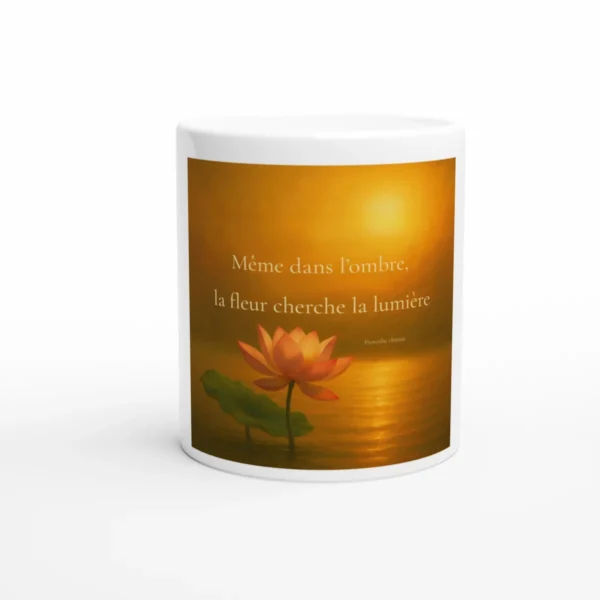 Mug blanc avec illustration florale lumineuse et citation inspirante : Même dans l’ombre, la fleur cherche la lumière