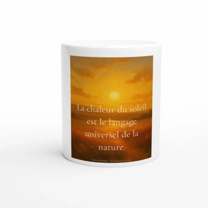 Mug blanc avec illustration solaire et citation inspirante : La chaleur du soleil est le langage universel de la nature