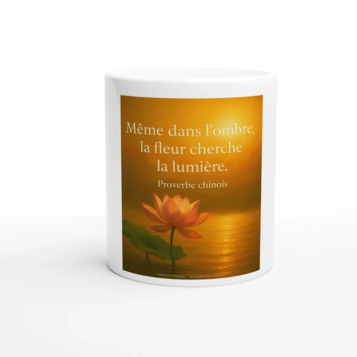 Mug blanc avec illustration florale lumineuse et citation inspirante : Même dans l’ombre, la fleur cherche la lumière
