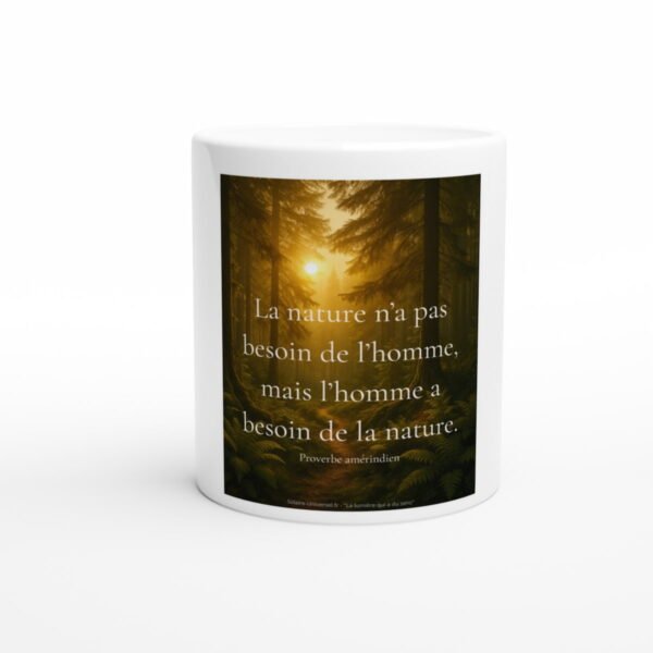 "Mug en céramique blanche avec citation inspirante sur la nature, forêt baignée de lumière dorée – Solaire Universel"