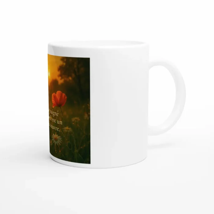 "Tasse blanche avec illustration coucher de soleil et citation inspirante – design chaleureux et décoratif"