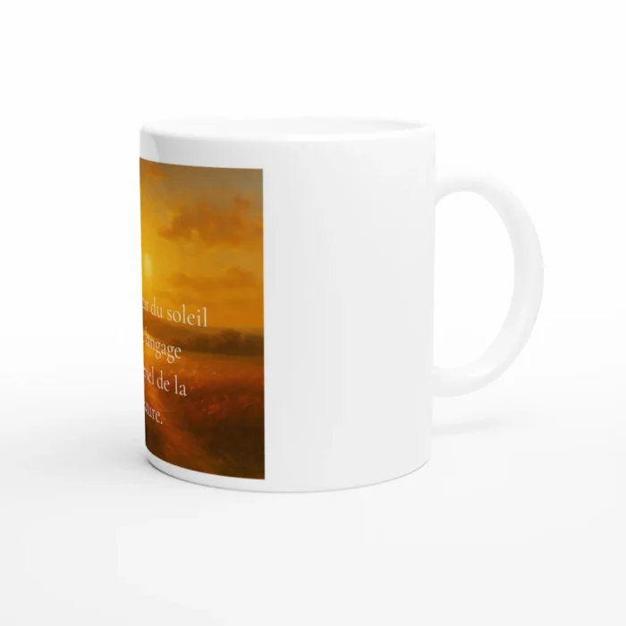 Mug blanc avec anse, impression artistique aux tons dorés représentant un soleil et une citation poétique sur la nature