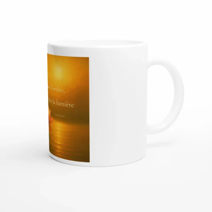 Mug blanc vu de droite avec illustration florale partiellement visible, ambiance douce et lumineuse