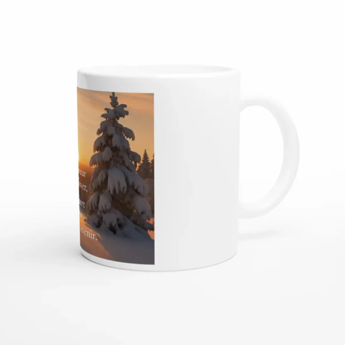 Mug Au cœur de l’hiver, le soleil dort pour mieux revenir vue latérale droite avec sapin enneigé