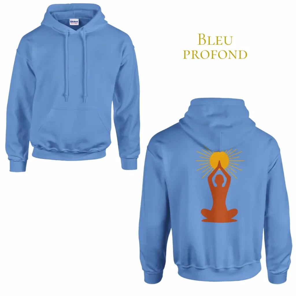 Hoodie Bleu Profond Solaire Universel avec silhouette en méditation portant le soleil imprimée dans le dos, vue de face et de dos.
