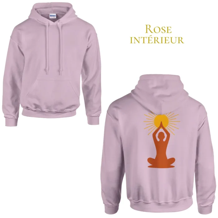 Hoodie Rose Intérieur Solaire Universel avec motif méditation et soleil rayonnant imprimé dans le dos, vue de face et de dos.