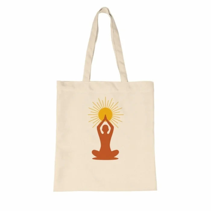 Sac tote en coton écru avec un symbole solaire représentant une silhouette en méditation sous un soleil rayonnant, design esprit bien-être et énergie solaire.
