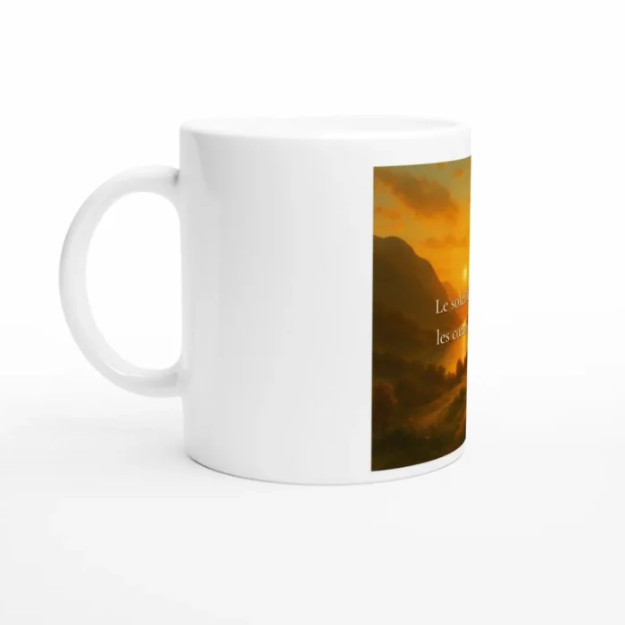 "Mug blanc avec illustration coucher de soleil nordique et citation Le soleil bas éclaire les cœurs humbles, ambiance chaleureuse et apaisante"