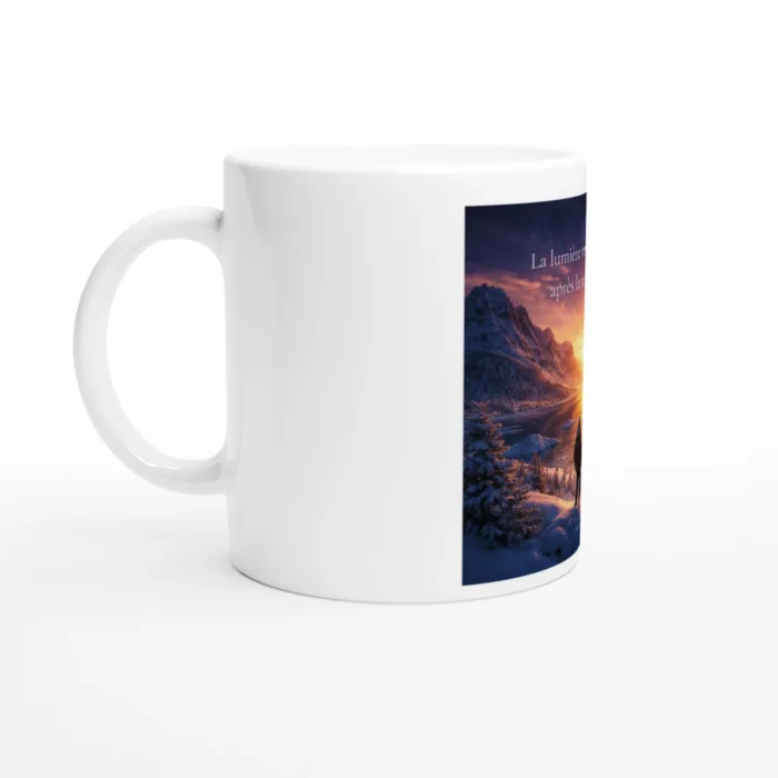 Mug en céramique blanc Solaire Universel, vue latérale gauche, mettant en valeur l’impression solaire sur fond blanc.