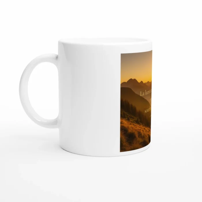 Mug Solaire Universel vu de côté, citation « La lumière du matin est le sourire du jour », design épuré et lumineux.