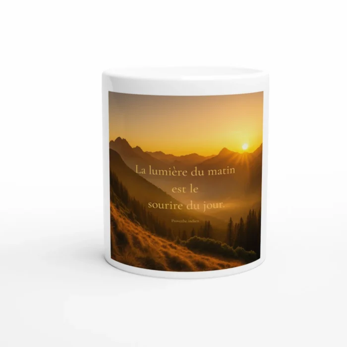 Mug citation solaire « La lumière du matin est le sourire du jour », paysage de montagne au lever du soleil, tons dorés et ambiance apaisante.