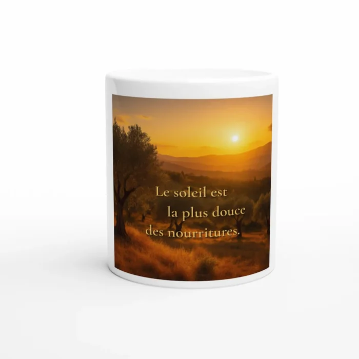 "Mug Le soleil est la plus douce des nourritures vue de face avec paysage provençal et lumière dorée