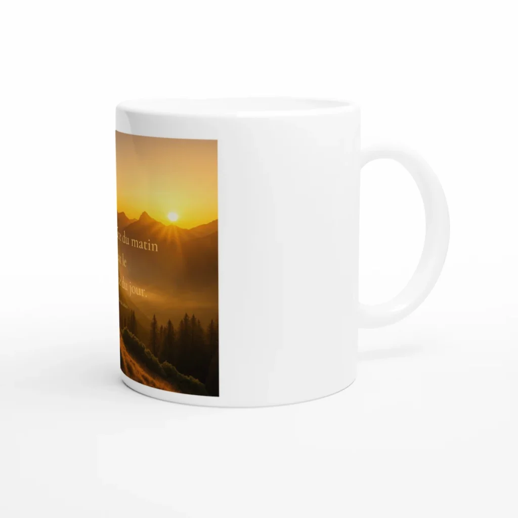 Mug en céramique blanche avec citation inspirante sur la lumière du matin, illustration solaire dorée, vue avec anse.