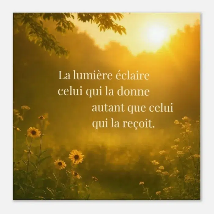 Vue en gros plan, affiche citation solaire « La lumière éclaire celui qui la donne autant que celui qui la reçoit » – paysage doré au coucher du soleil, ambiance chaleureuse et naturelle