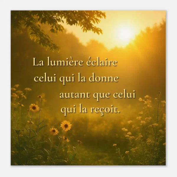 Affiche murale paysage lumineux au lever du soleil avec fleurs sauvages — citation inspirante « La lumière éclaire celui qui la donne autant que celui qui la reçoit » — décoration intérieure apaisante et chaleureuse