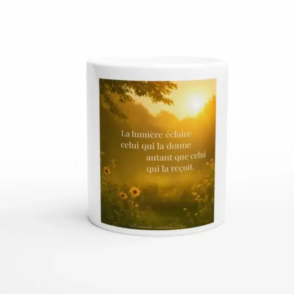 Mug citation solaire La lumière éclaire celui qui la donne autant que celui qui la reçoit – tasse blanche Solaire Universel