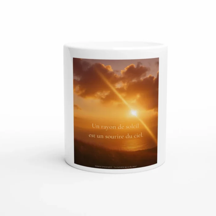 Mug citation solaire blanc avec coucher de soleil doré et texte « Un rayon de soleil est un sourire du ciel »