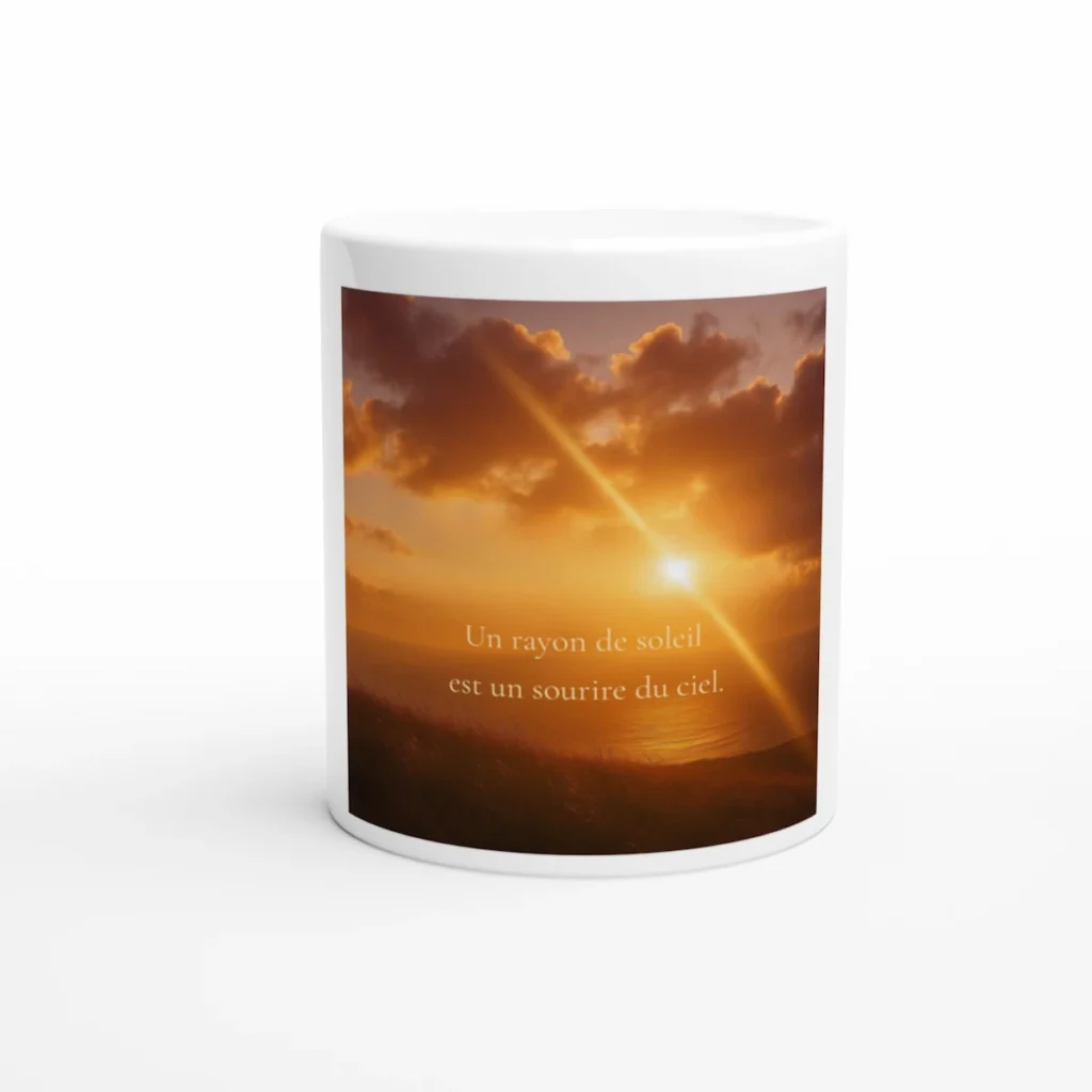 Mug citation solaire blanc avec coucher de soleil doré et texte « Un rayon de soleil est un sourire du ciel »