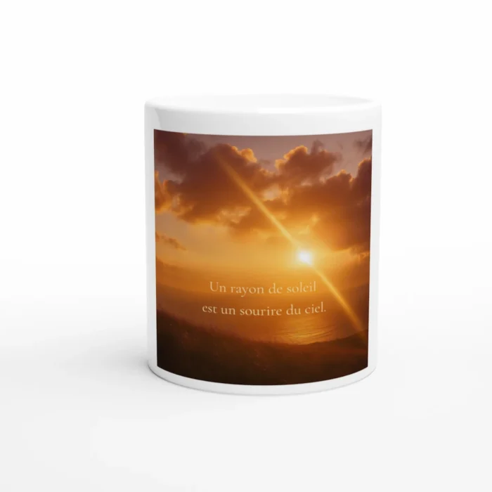 Mug citation solaire blanc avec coucher de soleil doré et texte « Un rayon de soleil est un sourire du ciel »