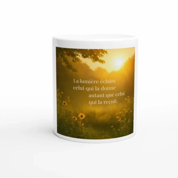 Mug citation solaire La lumière éclaire celui qui la donne autant que celui qui la reçoit – tasse blanche Solaire Universel