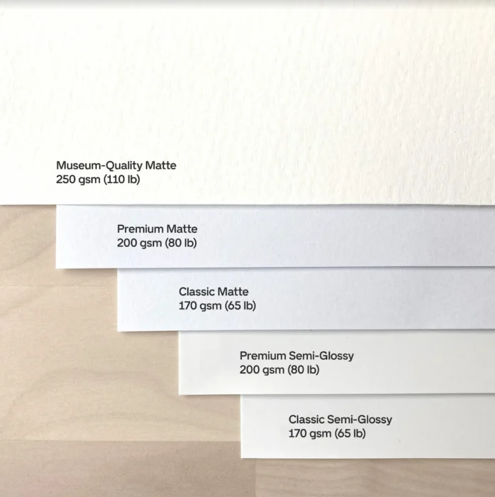 Comparatif des qualités de papier d’art papier mat qualité muséale 250 gm², papier mat premium 200 gm² et papier mat classique 170 gm², montrant les différences de texture et d’épaisseur