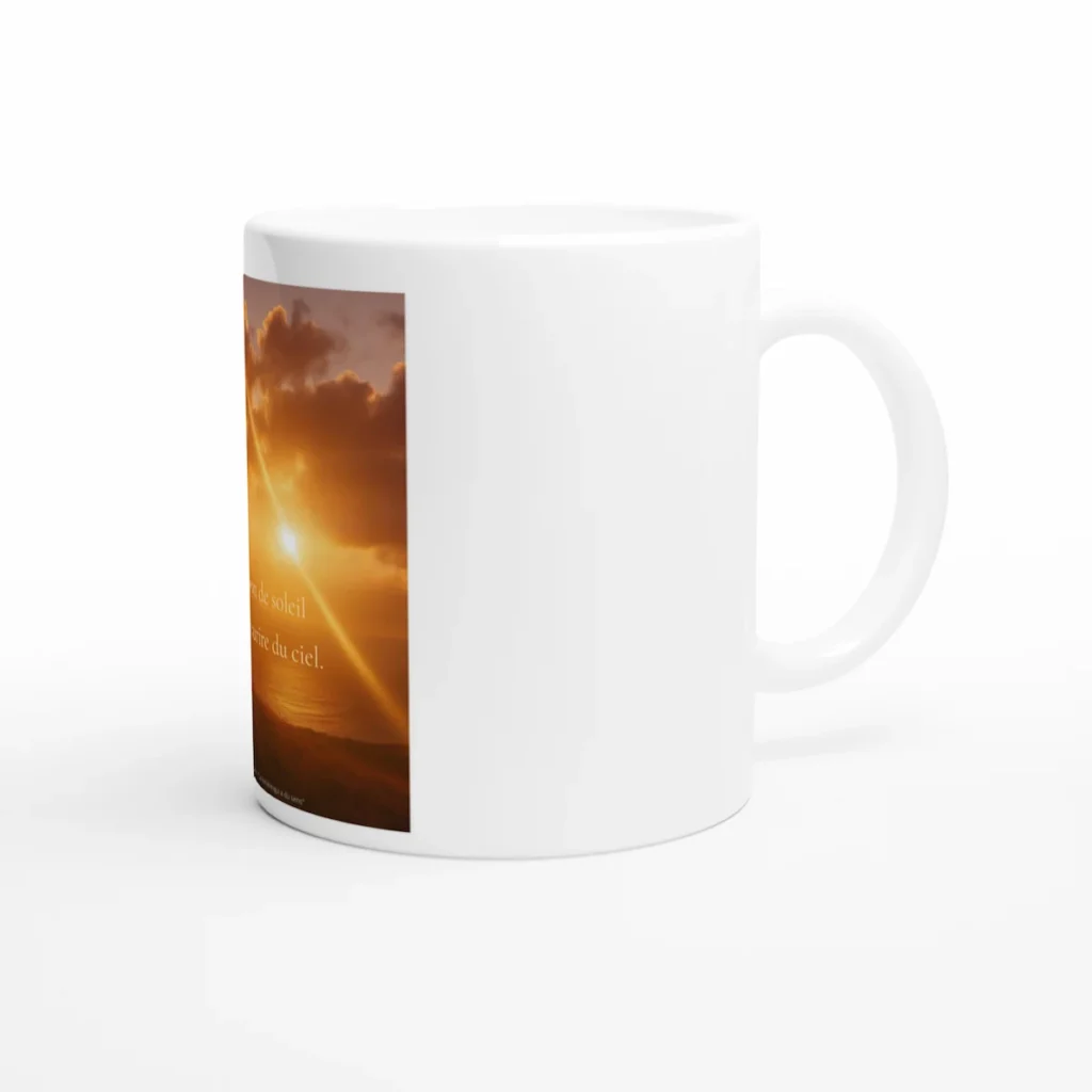 Mug blanc en céramique avec illustration coucher de soleil lumineux et citation inspirante solaire