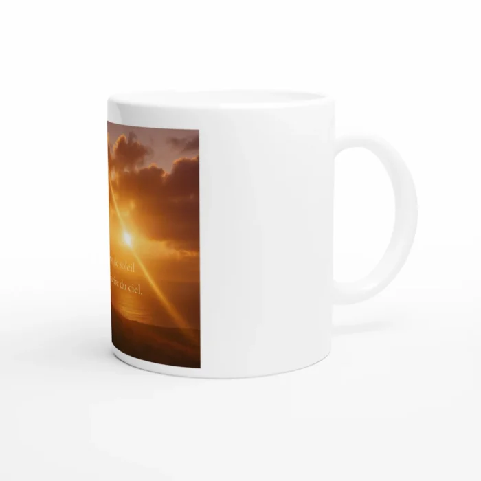 Mug blanc en céramique avec illustration coucher de soleil lumineux et citation inspirante solaire