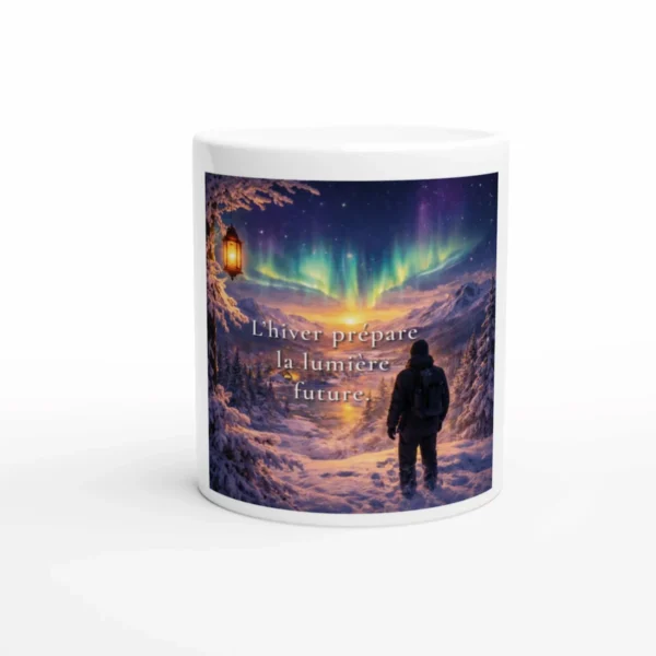 "Mug L’hiver prépare la lumière future vue de face avec paysage enneigé, aurores boréales et lanterne lumineuse"