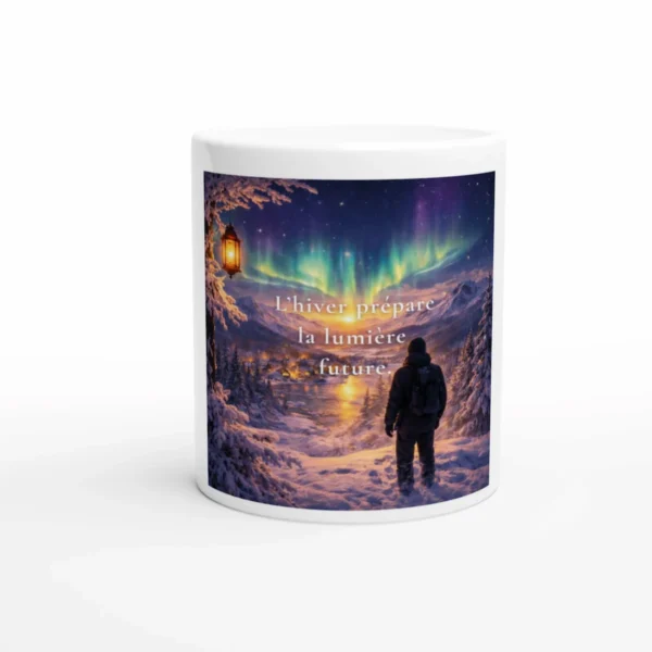 Mug citation L’hiver prépare la lumière future paysage enneigé aurore boréale ambiance nordique apaisante