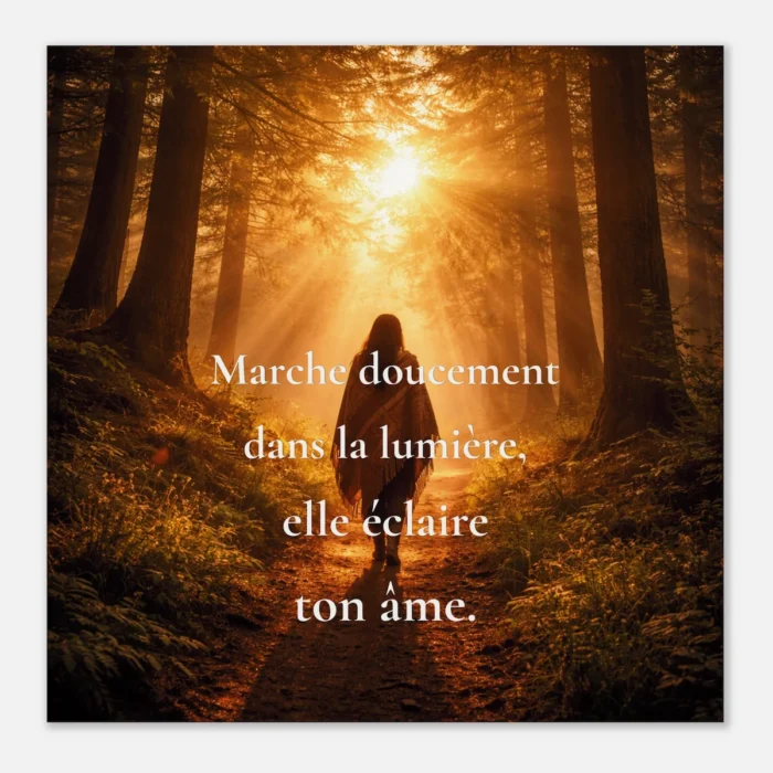 Affiche Marche doucement dans la lumière version femme avec silhouette féminine dans une forêt baignée de lumière dorée