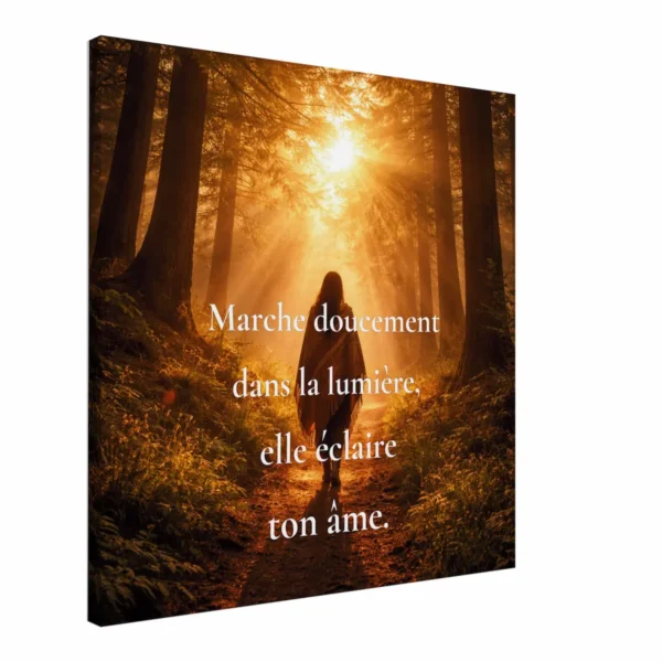 Toile murale avec citation inspirante et silhouette féminine dans une forêt baignée de lumière dorée