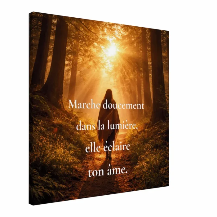 Toile murale avec citation inspirante et silhouette féminine dans une forêt baignée de lumière dorée