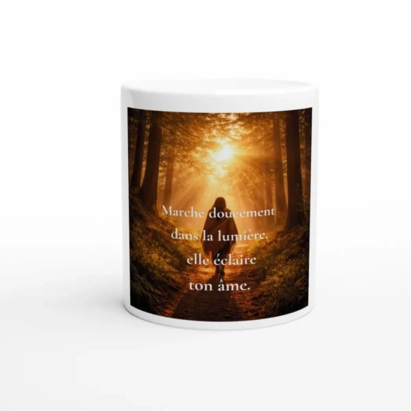 Mug blanc Marche doucement dans la lumière version femme avec citation et silhouette féminine dans une forêt lumineuse