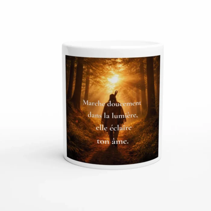 Mug blanc Marche doucement dans la lumière version homme avec citation et silhouette masculine dans une forêt lumineuse