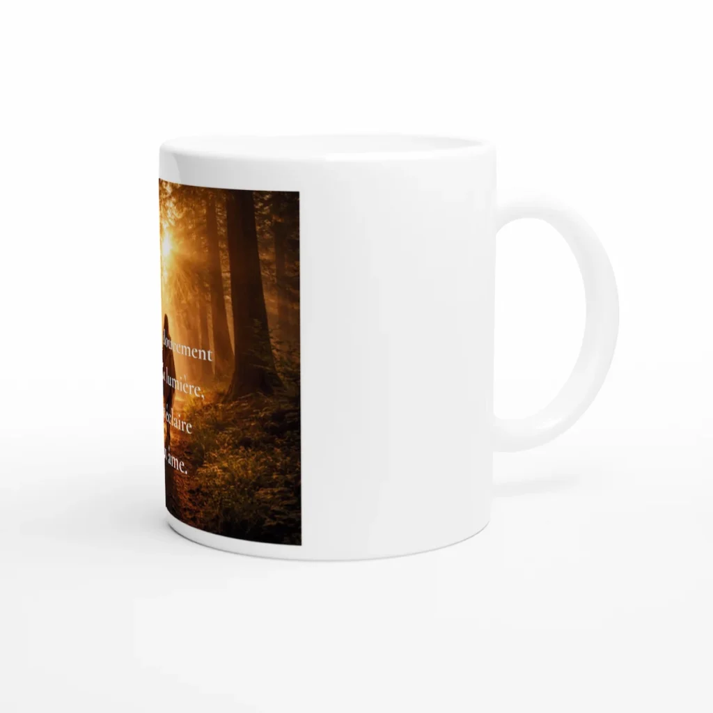 Mug Marche doucement dans la lumière version femme vue latérale droite avec visuel forêt dorée et citation inspirante