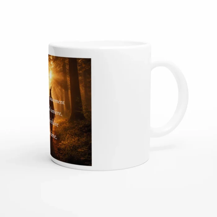 Mug Marche doucement dans la lumière version homme vue latérale droite avec visuel forêt dorée et citation inspirante