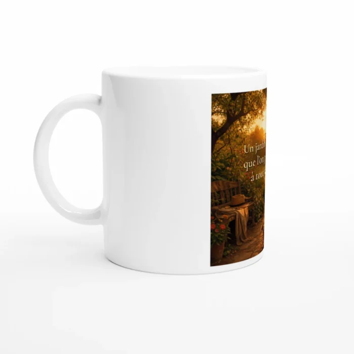 "Mug blanc design jardin poétique avec chemin fleuri et lumière dorée citation bien-être maison Solaire Universel"