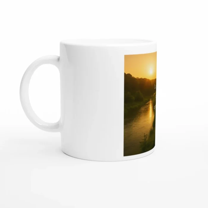 Mug inspiration nature coucher de soleil « Le soleil, l’eau et la terre appartiennent à tous » vue angle poignée ambiance chaleureuse