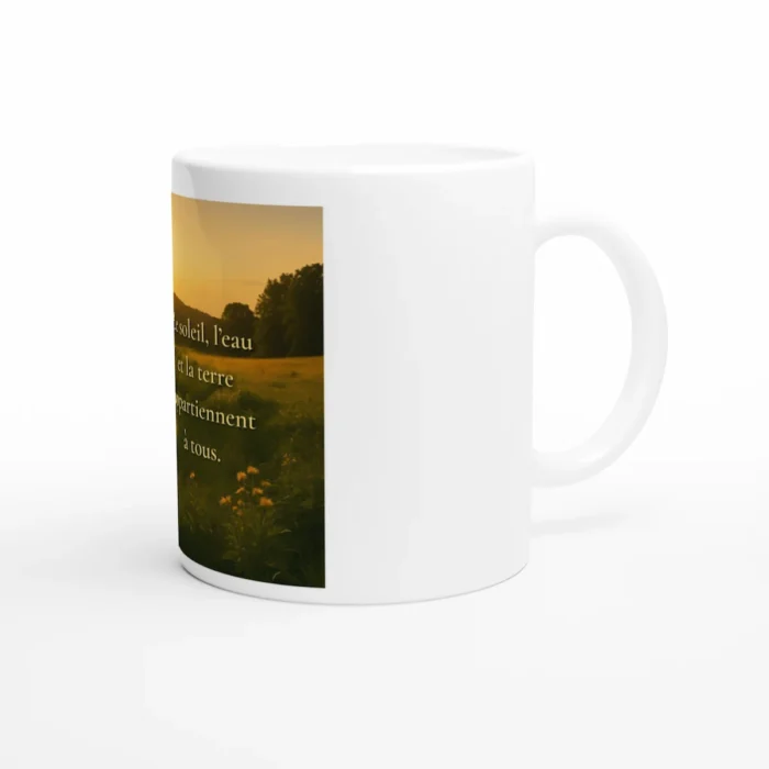 Mug citation nature lumière douce « Le soleil, l’eau et la terre appartiennent à tous » vue latérale design minimaliste élégant