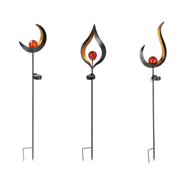 Ensemble de trois lampes solaires décoratives sur piquet : modèle Lune, modèle Arabesque et modèle Flamme, structure en métal noir avec boule de verre craquelé orange lumineuse.