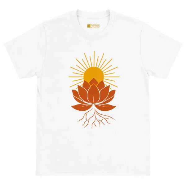 T-shirt blanc vue complète avec logo Solaire Universel au col et design lotus solaire centré